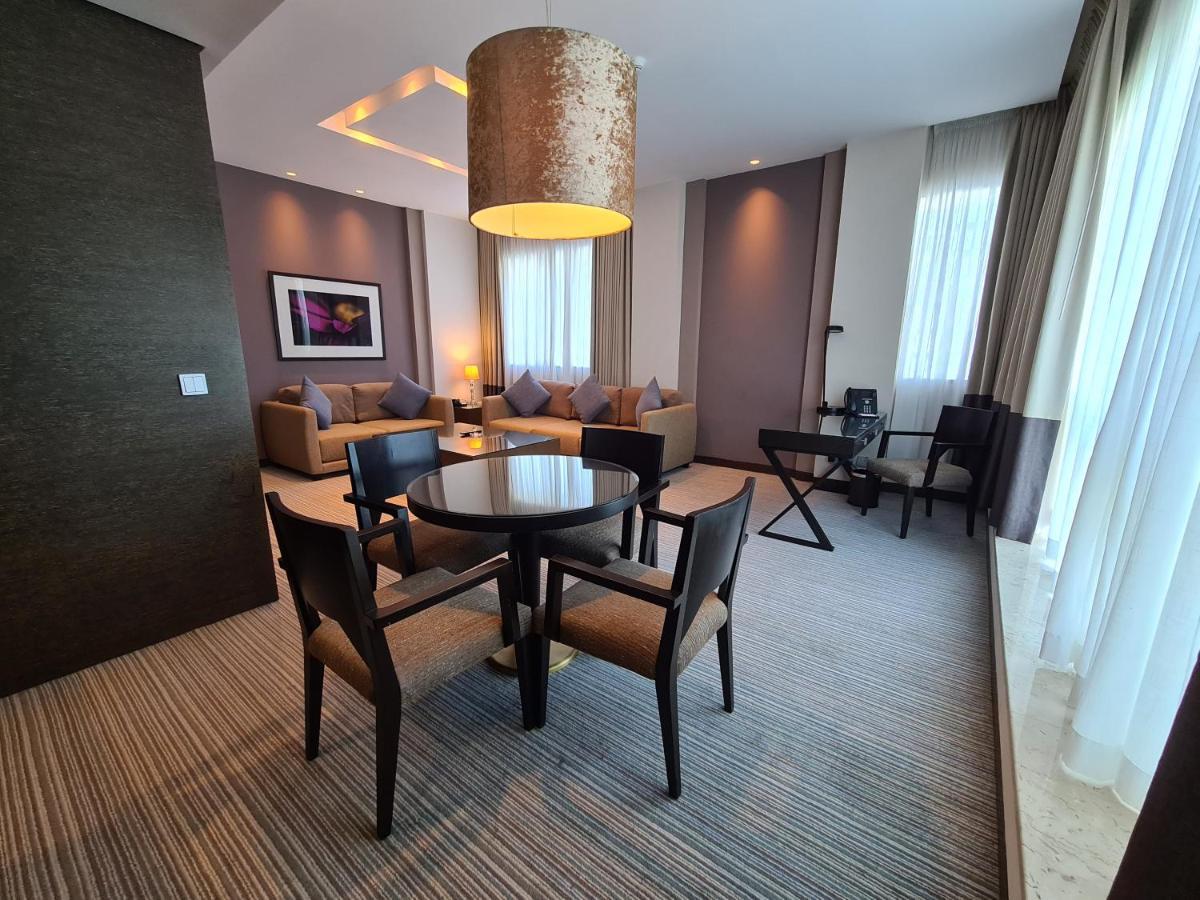 Four Points By Sheraton Аль-Айн Екстер'єр фото A suite at the hotel
