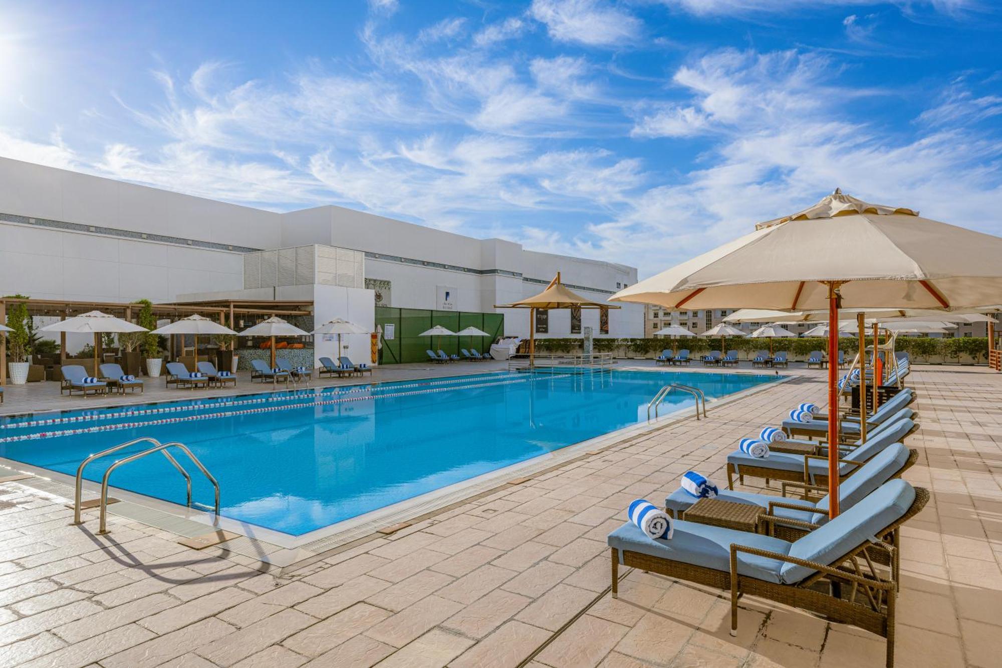 Four Points By Sheraton Аль-Айн Екстер'єр фото The swimming pool at the hotel