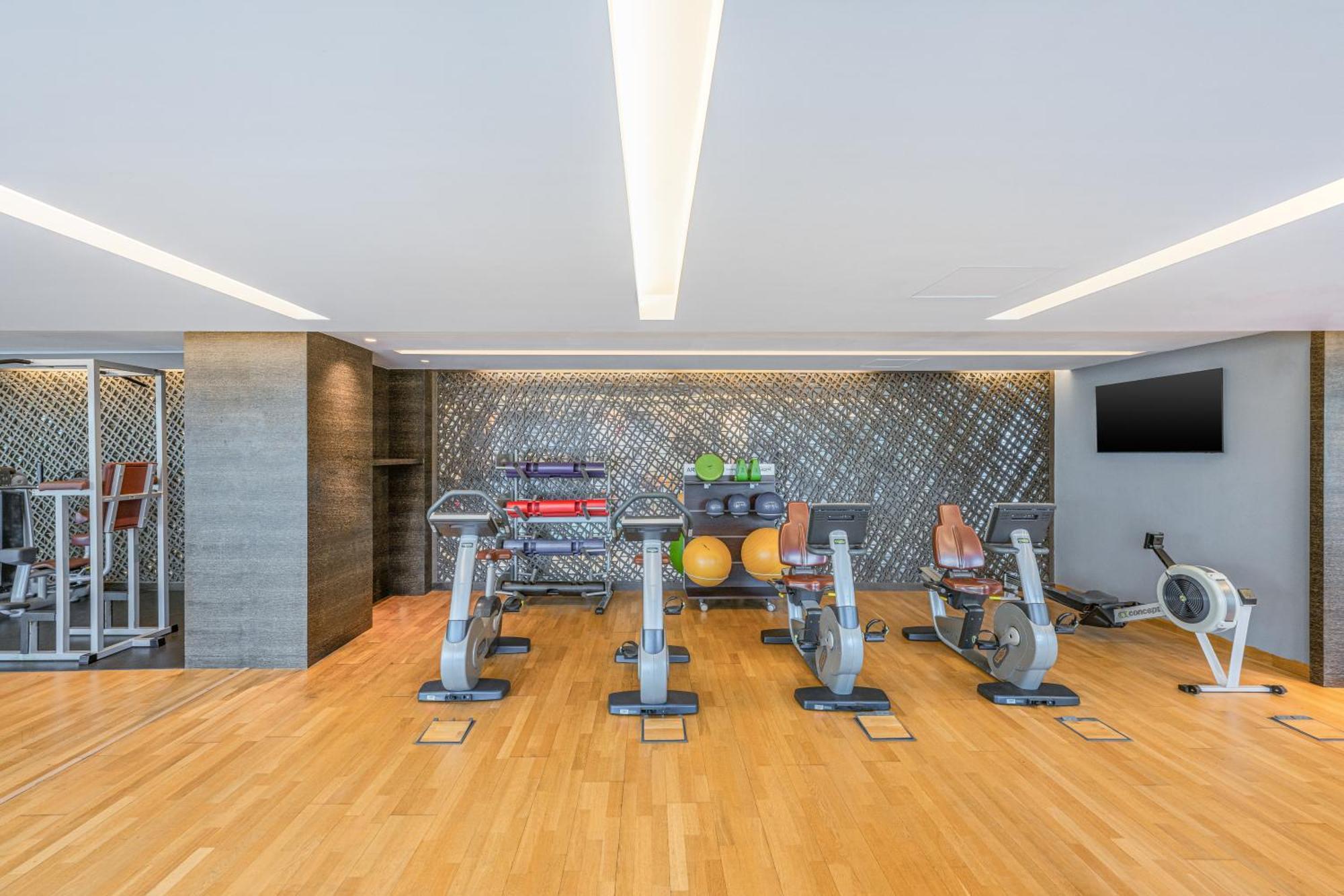 Four Points By Sheraton Аль-Айн Екстер'єр фото The gym at the hotel