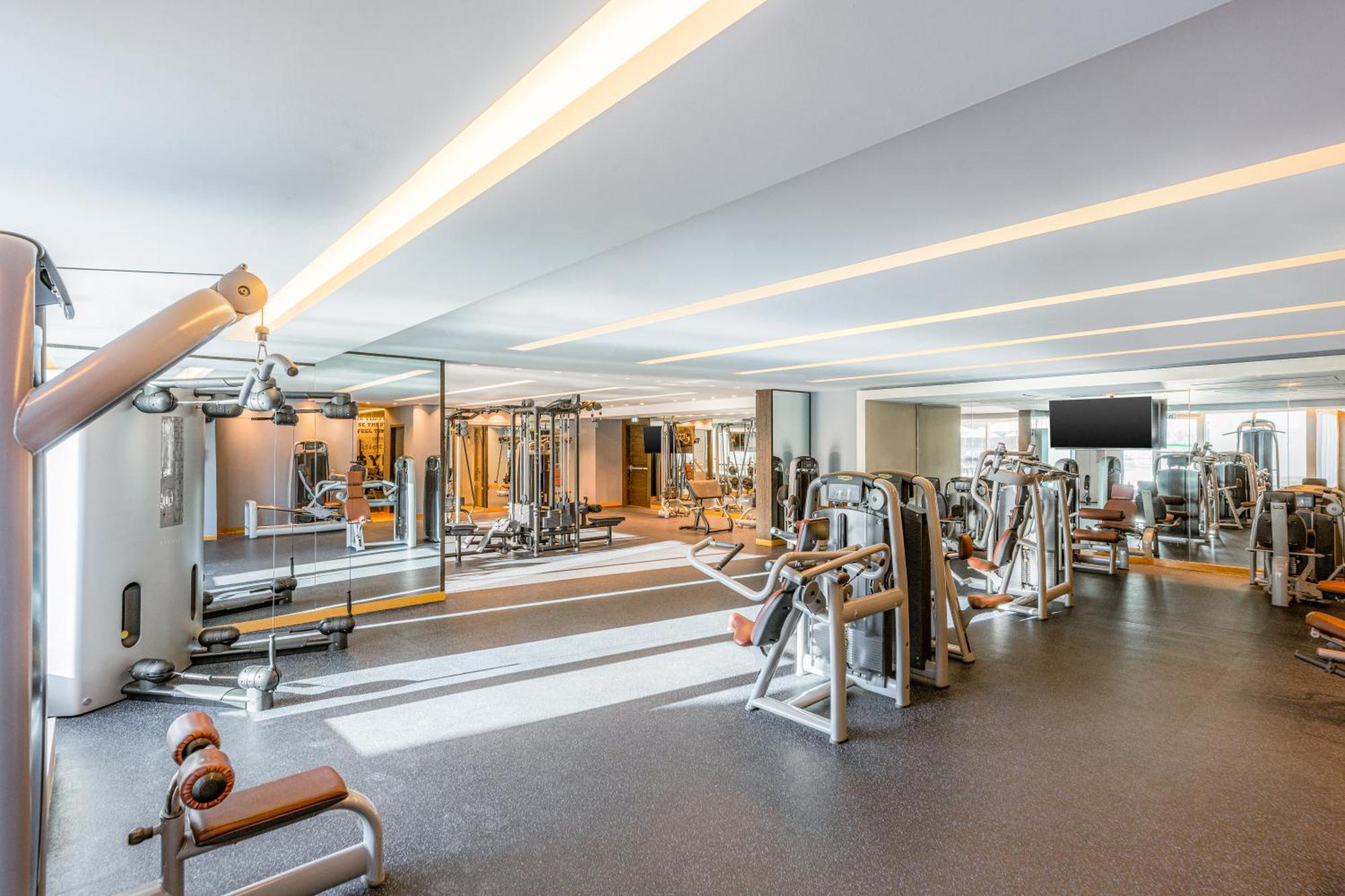 Four Points By Sheraton Аль-Айн Екстер'єр фото The gym at the hotel