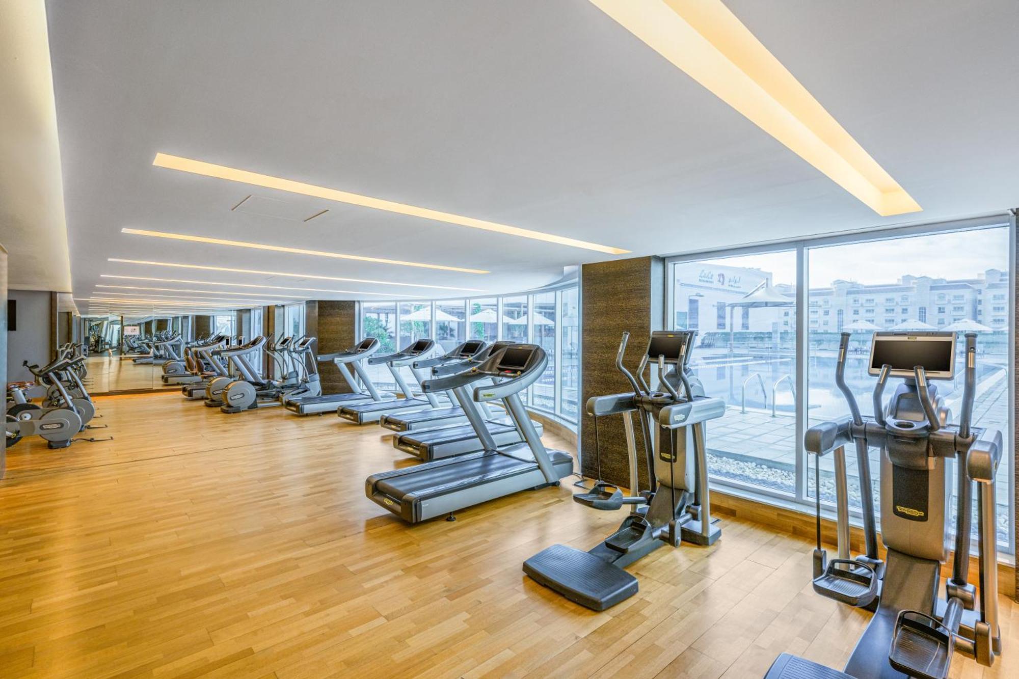 Four Points By Sheraton Аль-Айн Екстер'єр фото The gym at the hotel