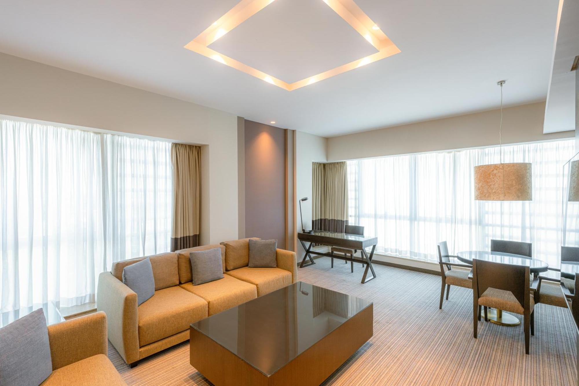 Four Points By Sheraton Аль-Айн Екстер'єр фото A suite at the hotel