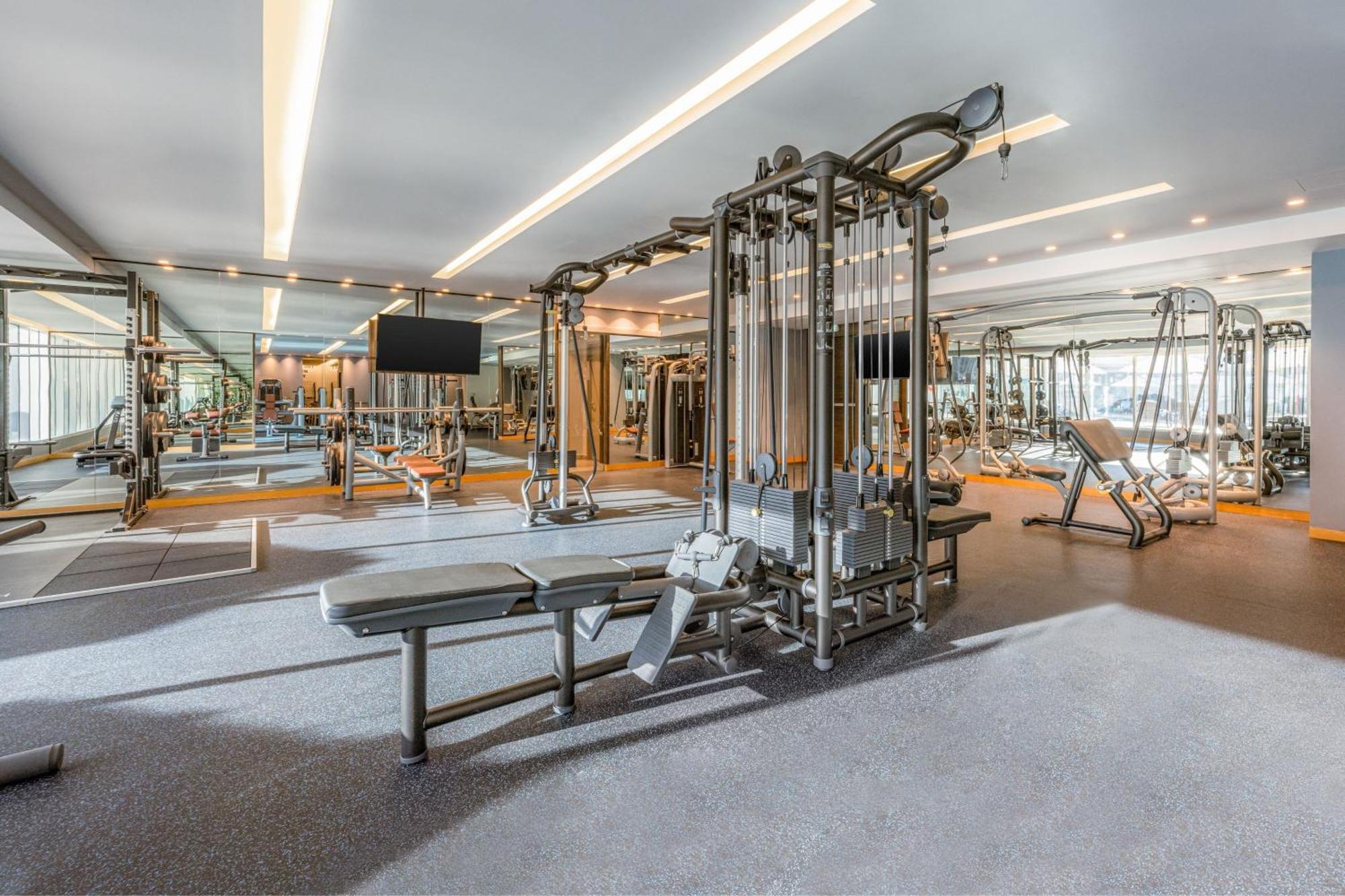 Four Points By Sheraton Аль-Айн Екстер'єр фото The gym at the hotel