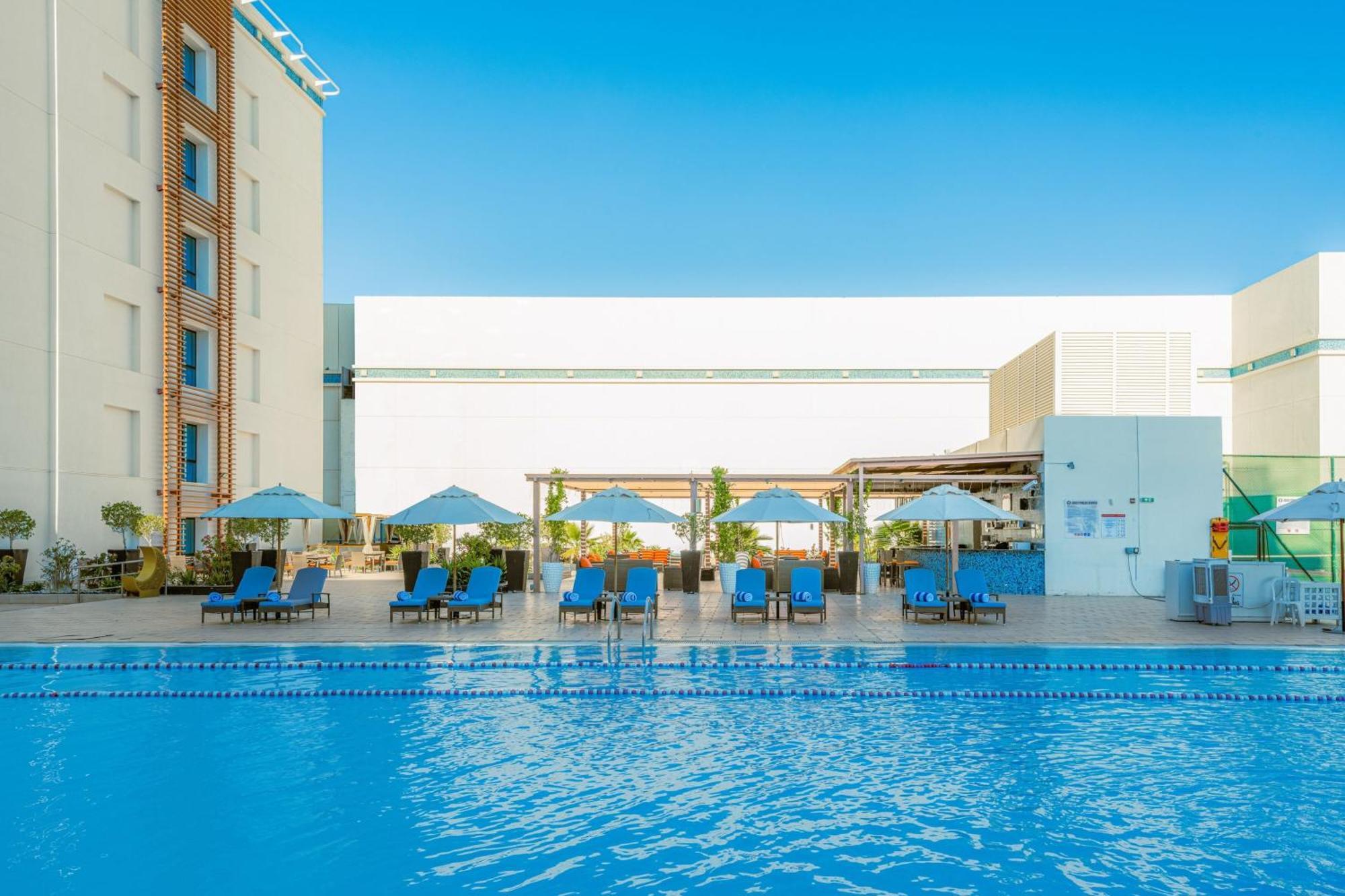 Four Points By Sheraton Аль-Айн Екстер'єр фото The swimming pool at the hotel