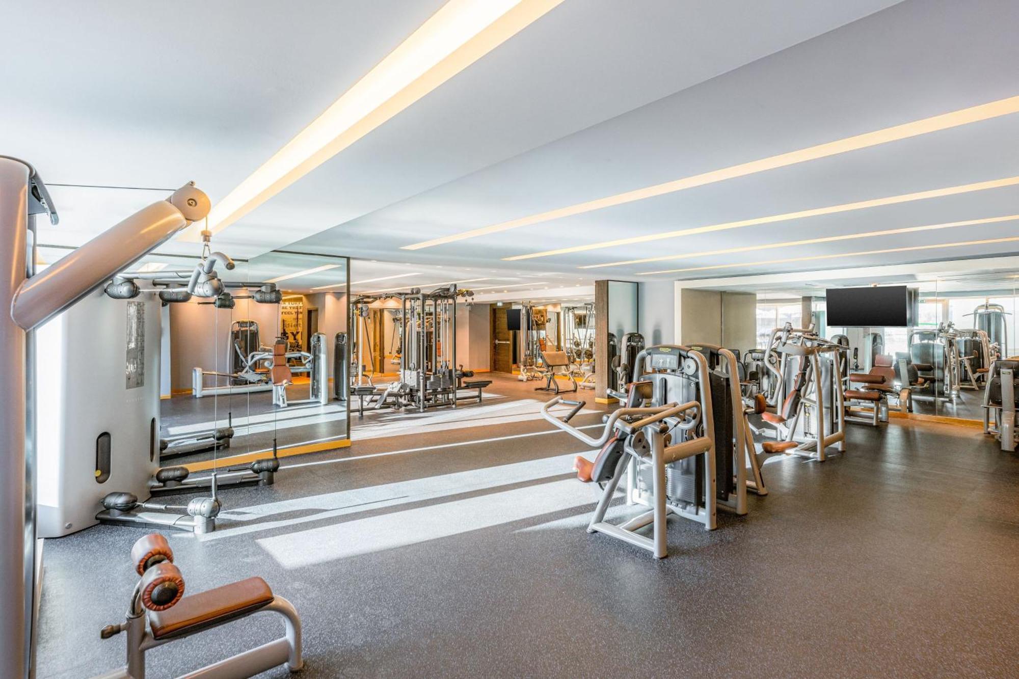 Four Points By Sheraton Аль-Айн Екстер'єр фото The gym at the hotel