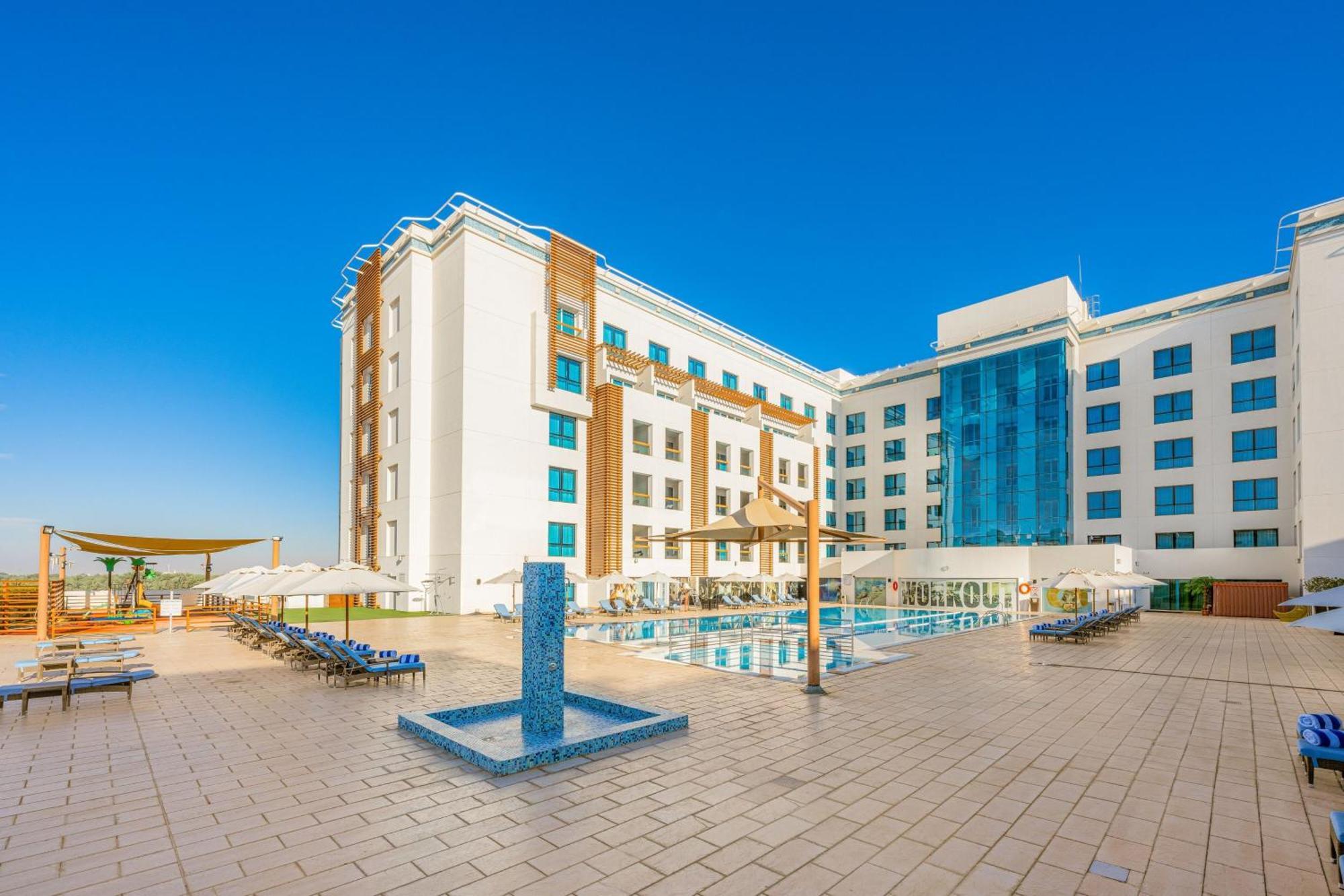 Four Points By Sheraton Аль-Айн Екстер'єр фото The hotel's swimming pool